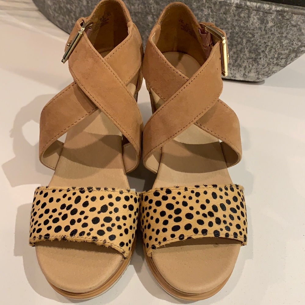 I am selling a Dr. Scholl’s wedge sandal. Tan Sz 8